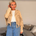 Veste daim femme – veste à franges – veste bohème chic – veste western femme – veste courte daim – veste tendance femme – veste mi-saison élégante