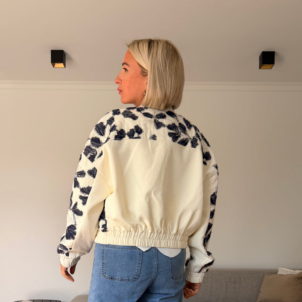 bomber femme chic
veste brodée femme
veste fleur brodée
bomber écru femme
veste courte femme tendance
veste mi-saison femme
look casual chic femme
veste élégante femme