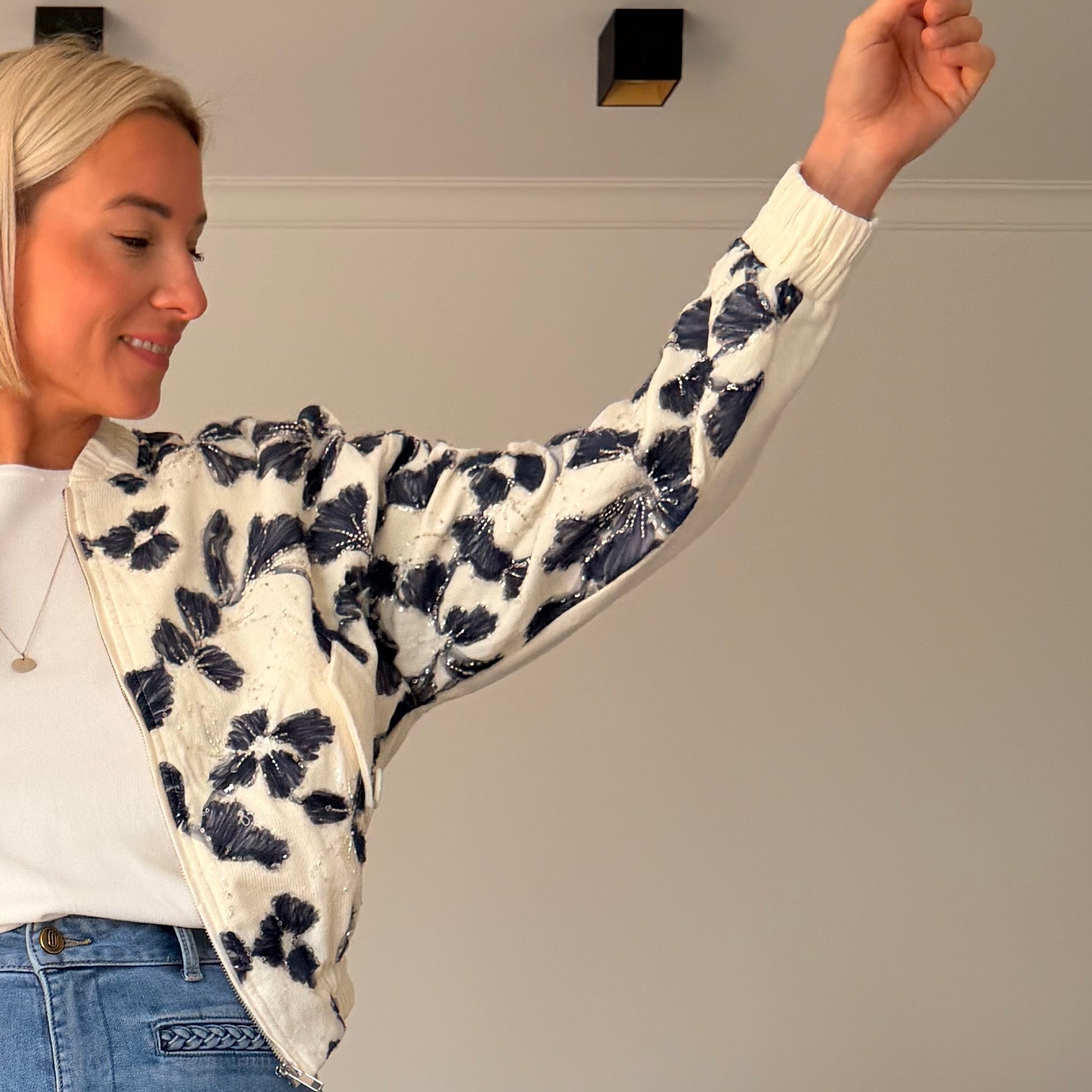 bomber femme chic
veste brodée femme
veste fleur brodée
bomber écru femme
veste courte femme tendance
veste mi-saison femme
look casual chic femme
veste élégante femme