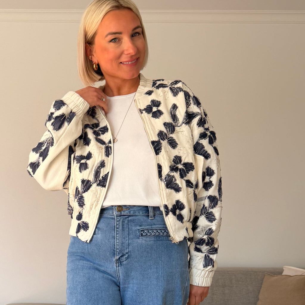 bomber femme chic
veste brodée femme
veste fleur brodée
bomber écru femme
veste courte femme tendance
veste mi-saison femme
look casual chic femme
veste élégante femme