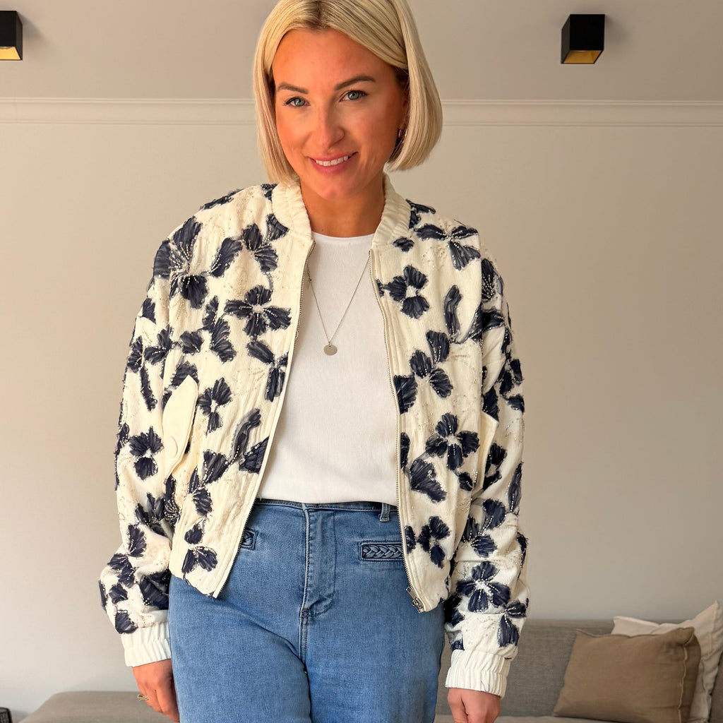 bomber femme chic
veste brodée femme
veste fleur brodée
bomber écru femme
veste courte femme tendance
veste mi-saison femme
look casual chic femme
veste élégante femme