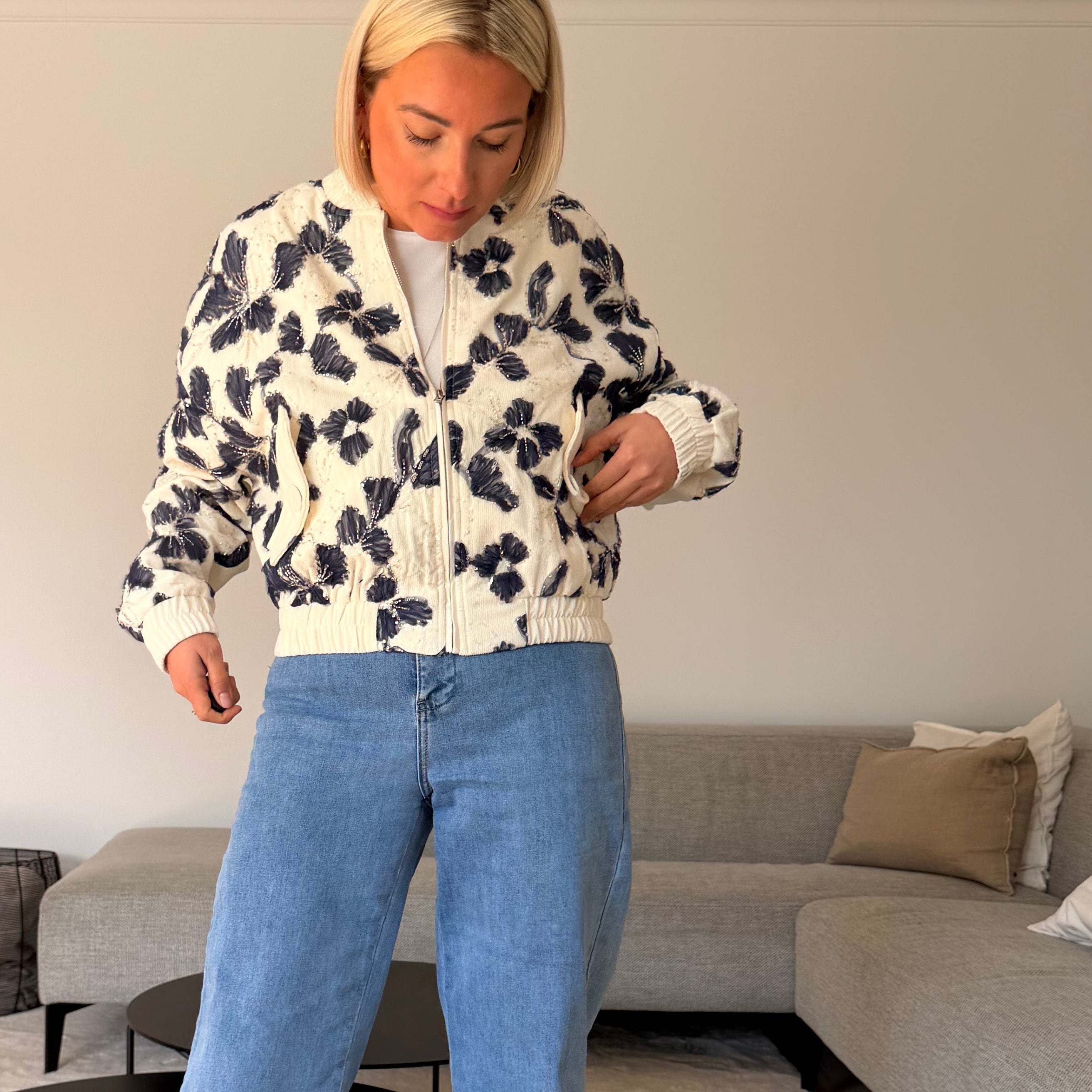 bomber femme chic
veste brodée femme
veste fleur brodée
bomber écru femme
veste courte femme tendance
veste mi-saison femme
look casual chic femme
veste élégante femme