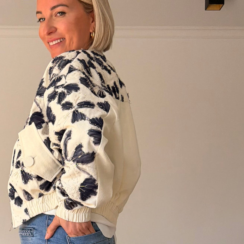 bomber femme chic
veste brodée femme
veste fleur brodée
bomber écru femme
veste courte femme tendance
veste mi-saison femme
look casual chic femme
veste élégante femme